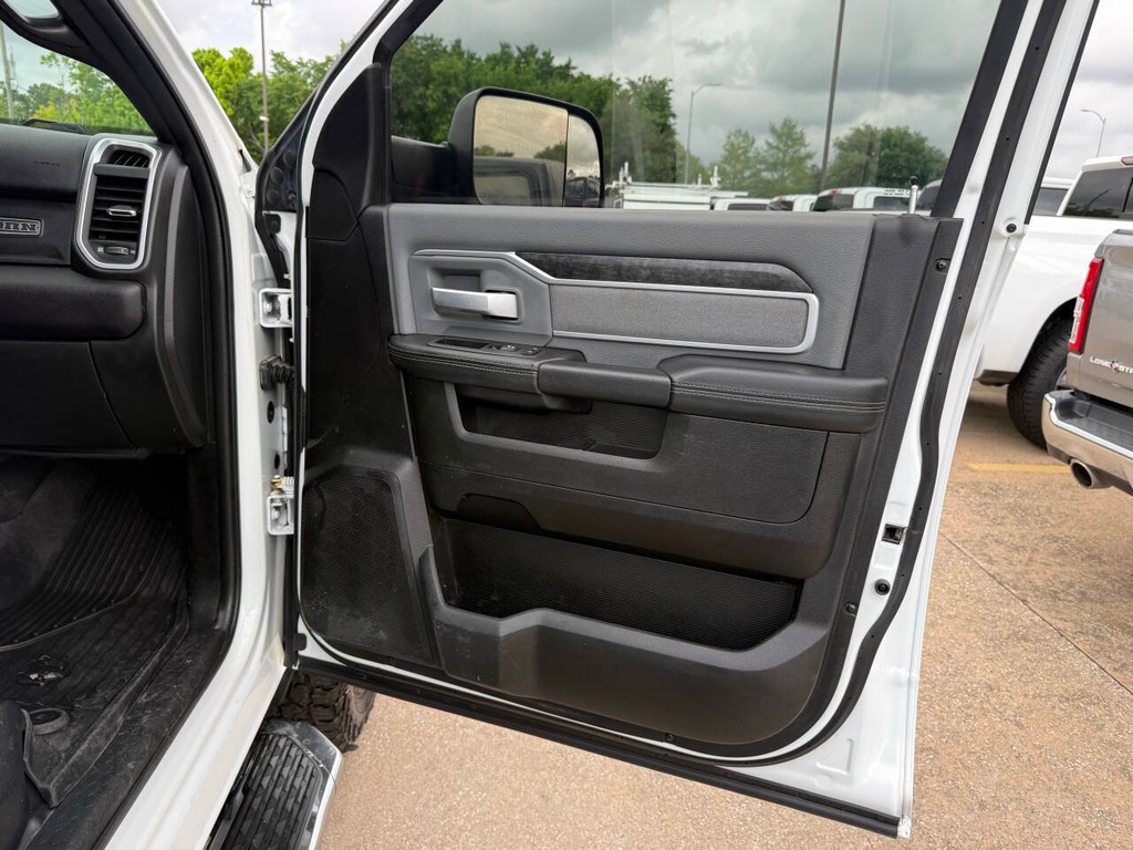 Ram 2500 Vehicle Full-screen Gallery Image 11