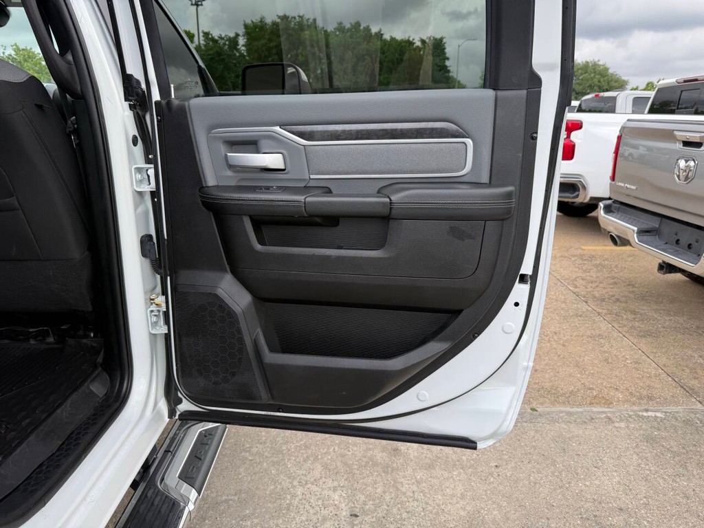 Ram 2500 Vehicle Full-screen Gallery Image 16