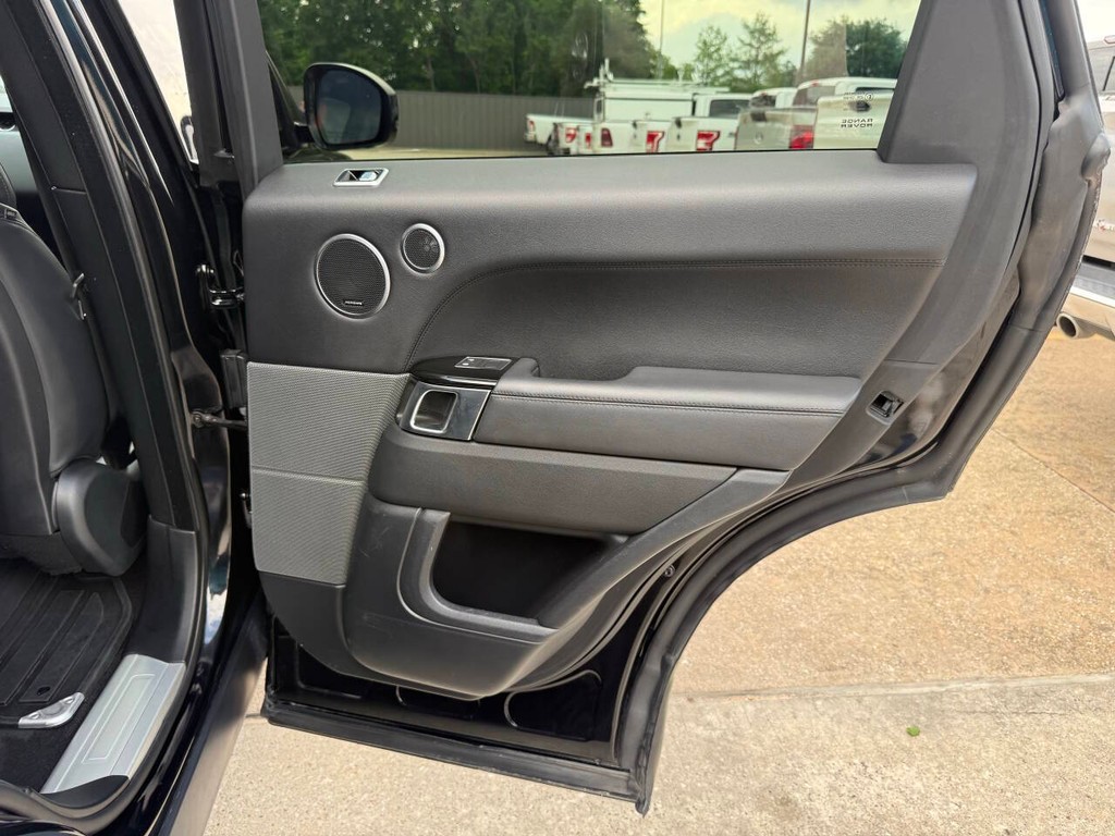 Land Rover Range Rover Sport Vehicle Full-screen Gallery Image 16