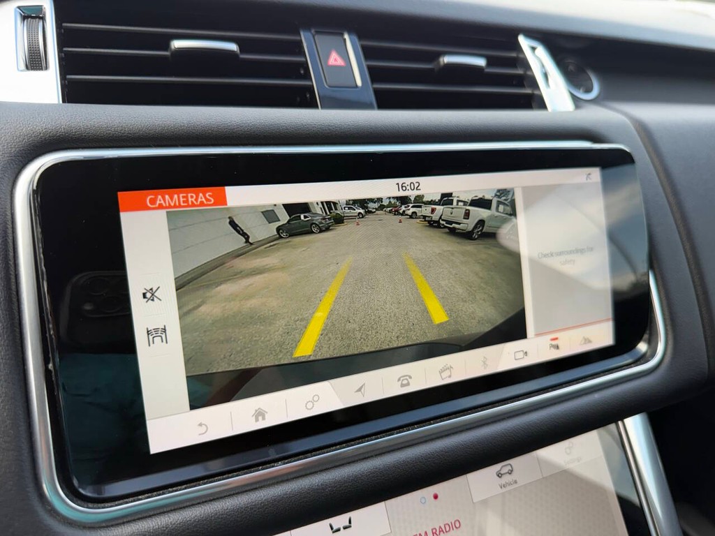 Land Rover Range Rover Sport Vehicle Full-screen Gallery Image 26