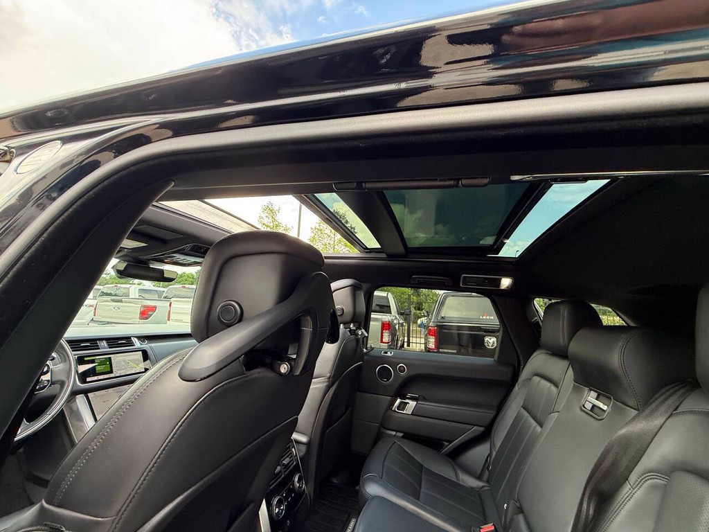 Land Rover Range Rover Sport Vehicle Full-screen Gallery Image 30