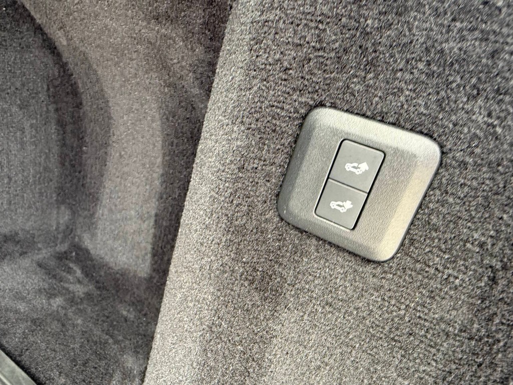 Land Rover Range Rover Sport Vehicle Full-screen Gallery Image 38