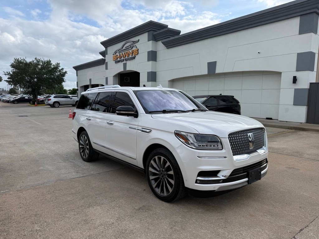 Lincoln Navigator Vehicle Full-screen Gallery Image 02