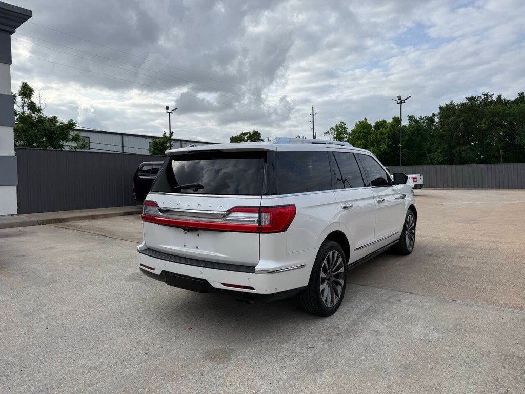 Lincoln Navigator Vehicle Full-screen Gallery Image 05
