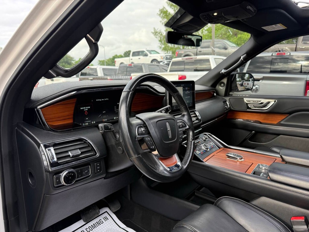 Lincoln Navigator Vehicle Full-screen Gallery Image 06