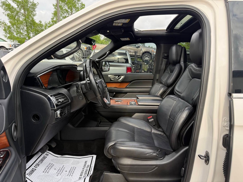 Lincoln Navigator Vehicle Full-screen Gallery Image 07