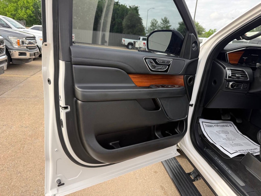 Lincoln Navigator Vehicle Full-screen Gallery Image 08