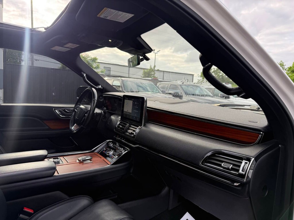 Lincoln Navigator Vehicle Full-screen Gallery Image 09