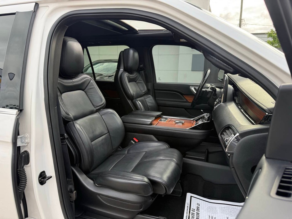 Lincoln Navigator Vehicle Full-screen Gallery Image 10