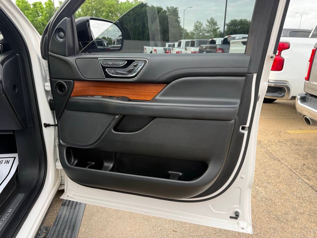 Lincoln Navigator Vehicle Full-screen Gallery Image 11