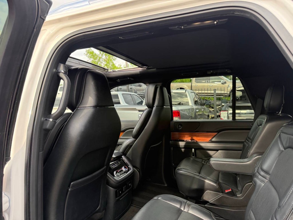 Lincoln Navigator Vehicle Full-screen Gallery Image 12