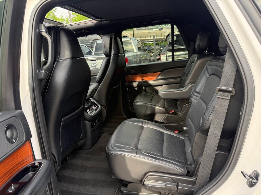Lincoln Navigator Vehicle Full-screen Gallery Image 13