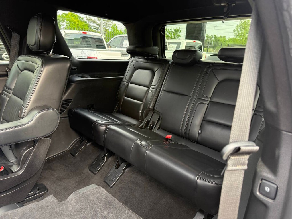 Lincoln Navigator Vehicle Full-screen Gallery Image 14