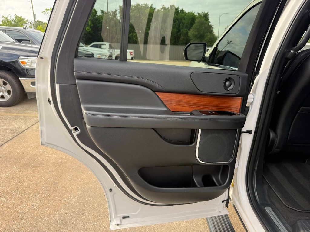 Lincoln Navigator Vehicle Full-screen Gallery Image 15