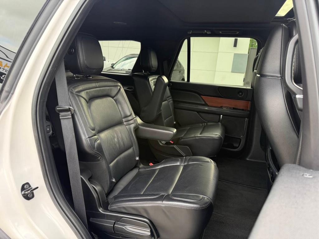 Lincoln Navigator Vehicle Full-screen Gallery Image 16