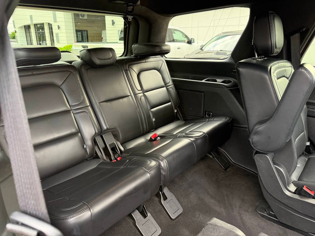 Lincoln Navigator Vehicle Full-screen Gallery Image 17