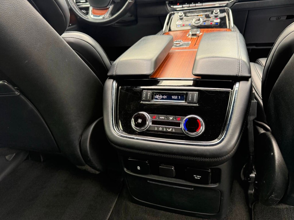 Lincoln Navigator Vehicle Full-screen Gallery Image 18