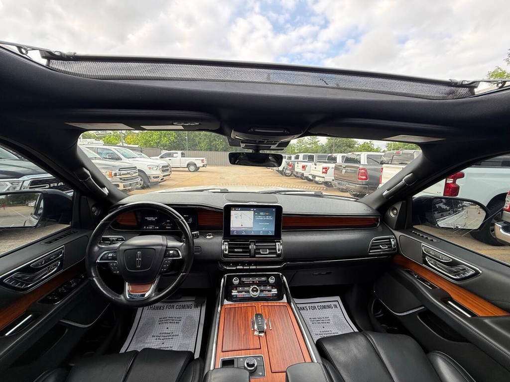 Lincoln Navigator Vehicle Full-screen Gallery Image 20