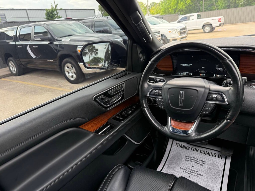 Lincoln Navigator Vehicle Full-screen Gallery Image 21