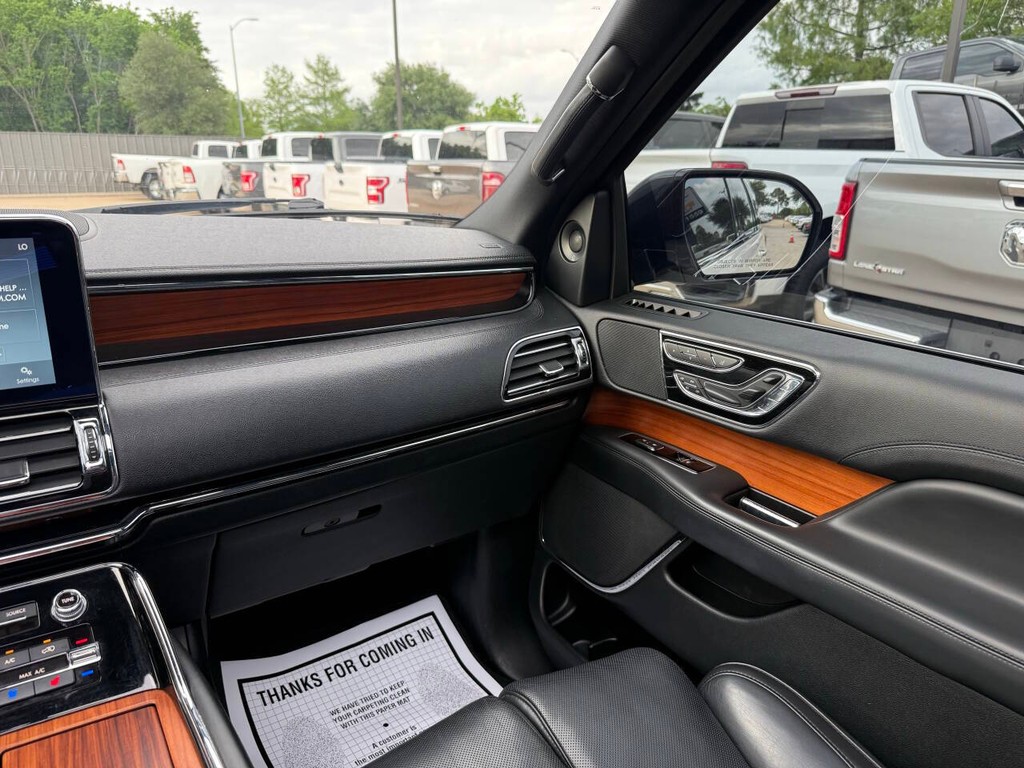 Lincoln Navigator Vehicle Full-screen Gallery Image 22