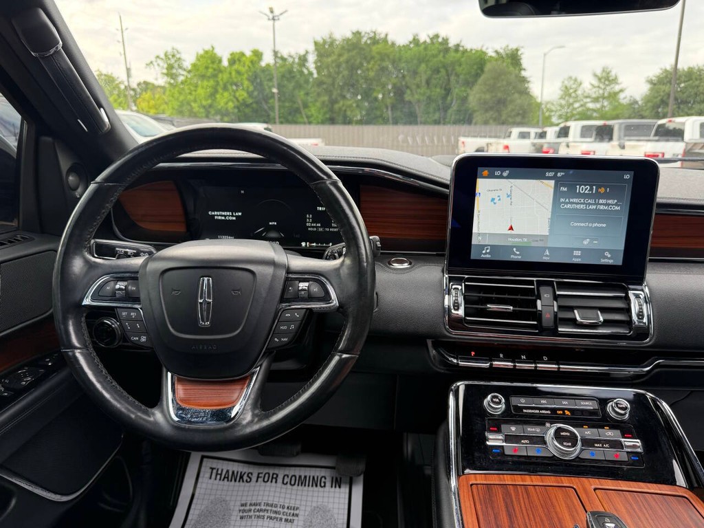 Lincoln Navigator Vehicle Full-screen Gallery Image 23