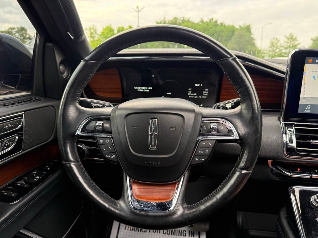 Lincoln Navigator Vehicle Full-screen Gallery Image 24