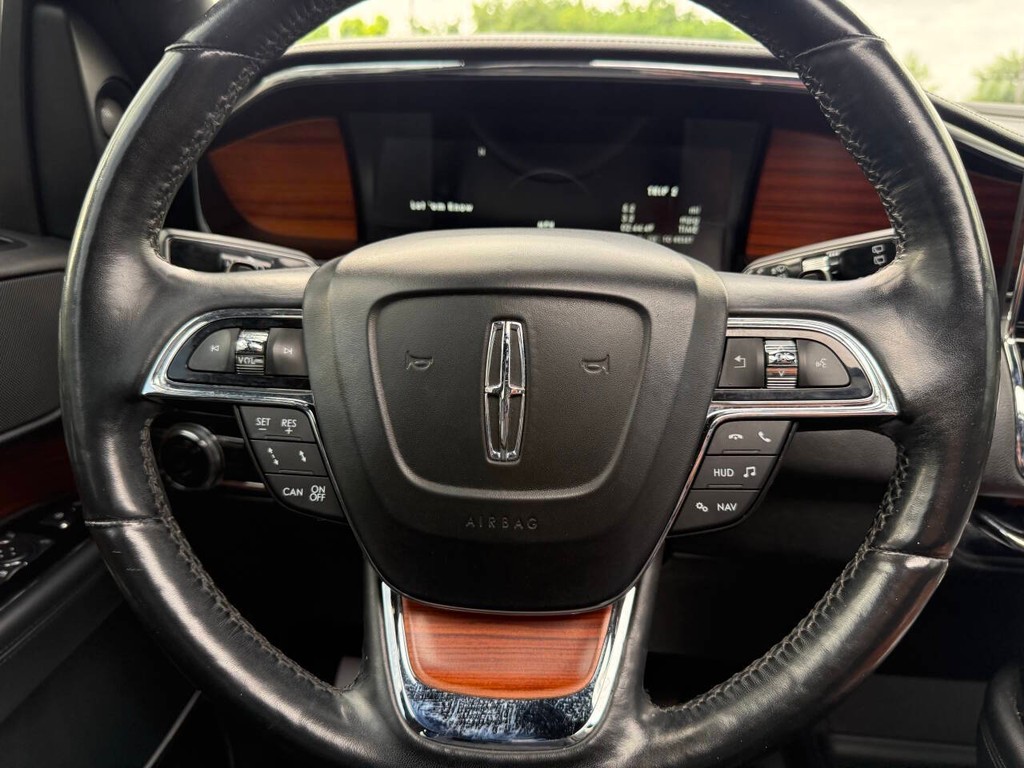 Lincoln Navigator Vehicle Full-screen Gallery Image 25