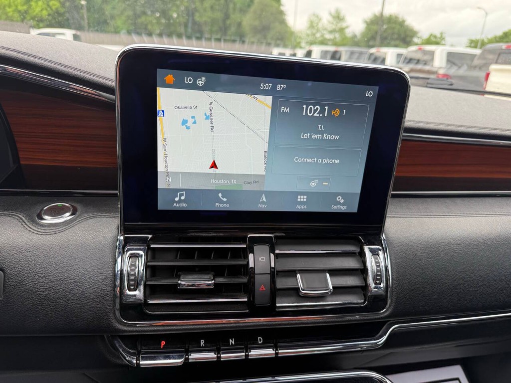 Lincoln Navigator Vehicle Full-screen Gallery Image 26