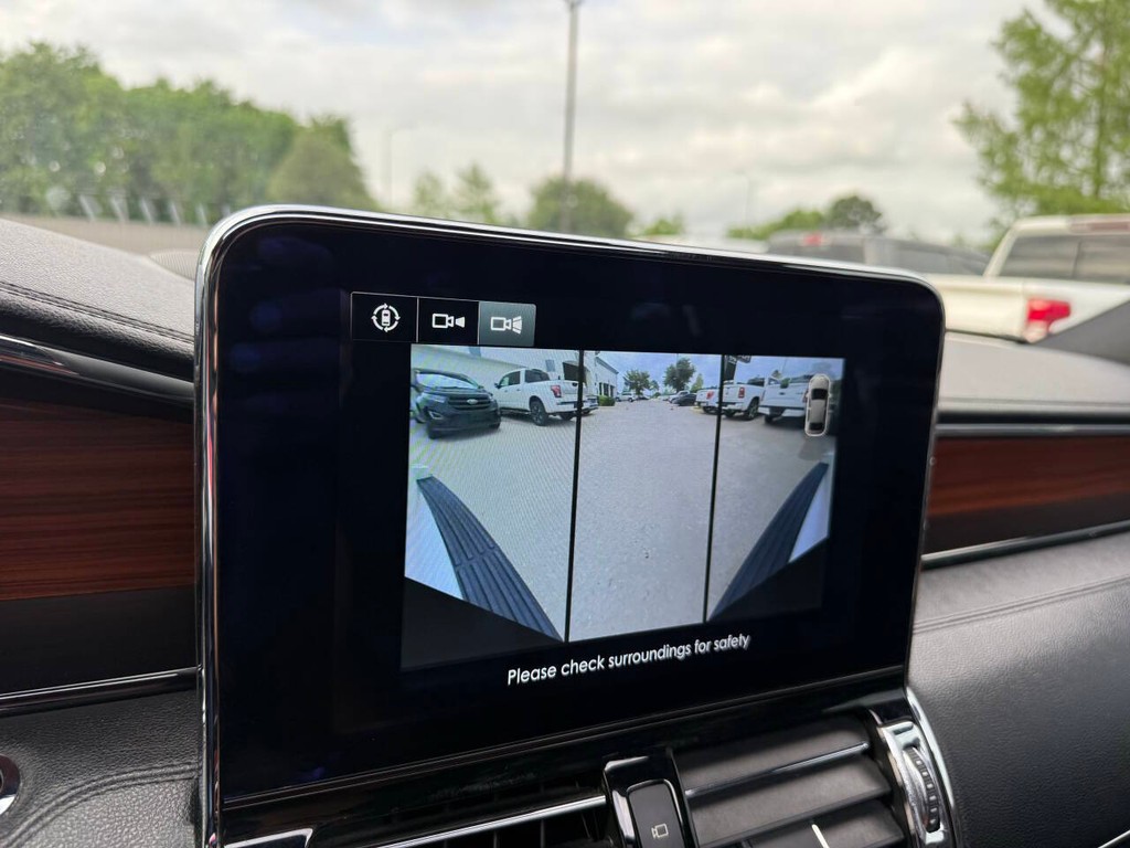 Lincoln Navigator Vehicle Full-screen Gallery Image 31