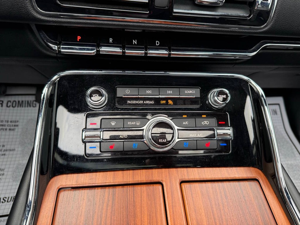 Lincoln Navigator Vehicle Full-screen Gallery Image 34