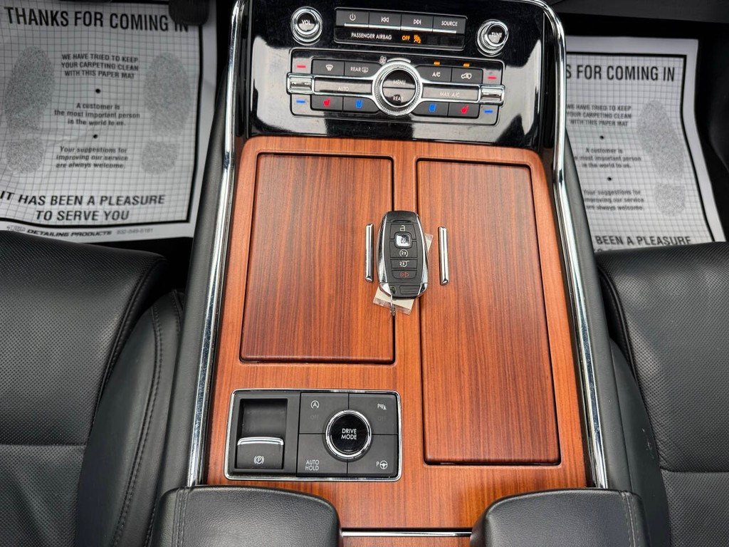 Lincoln Navigator Vehicle Full-screen Gallery Image 35