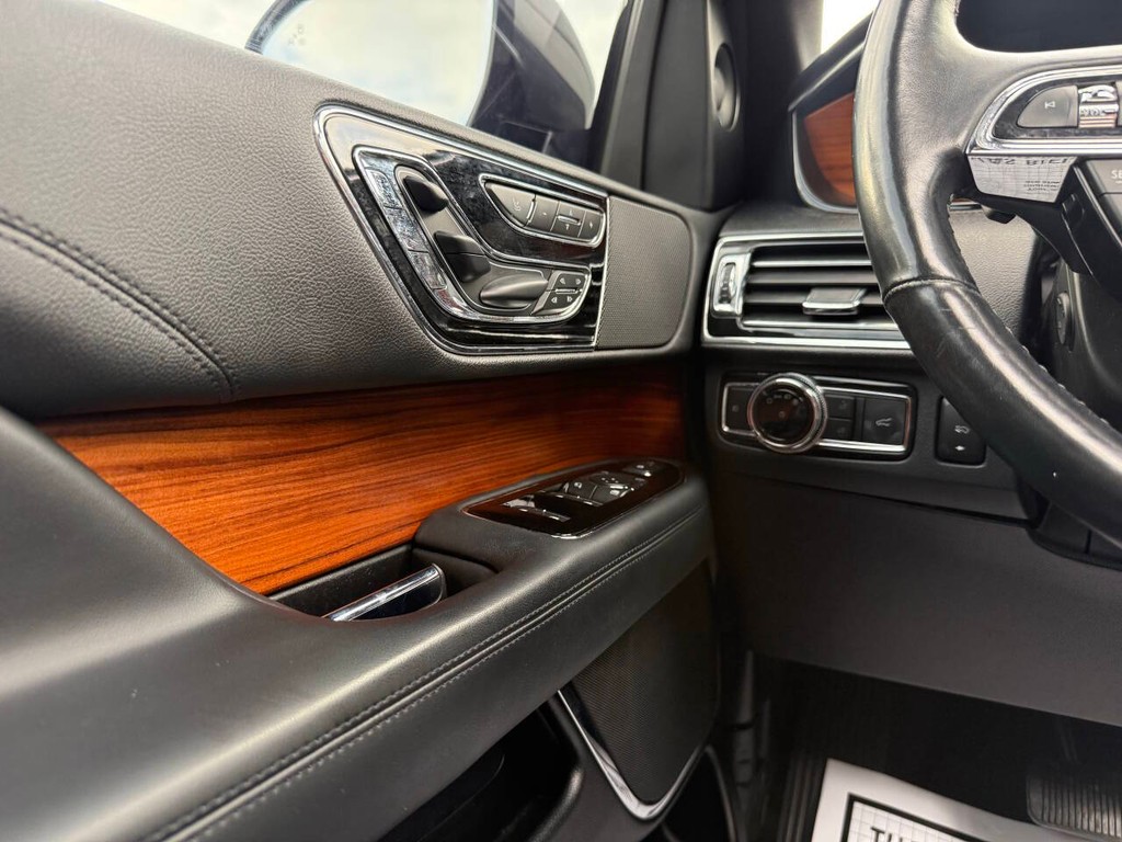 Lincoln Navigator Vehicle Full-screen Gallery Image 36