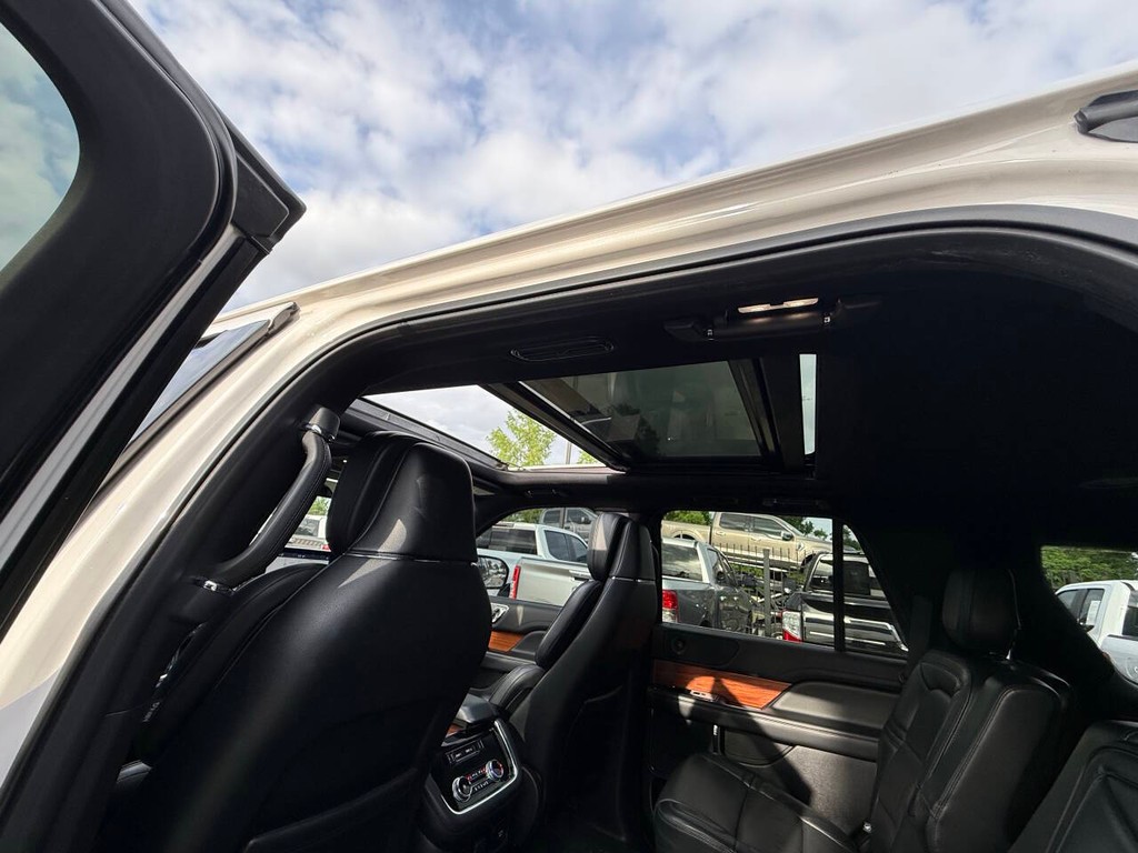 Lincoln Navigator Vehicle Full-screen Gallery Image 38
