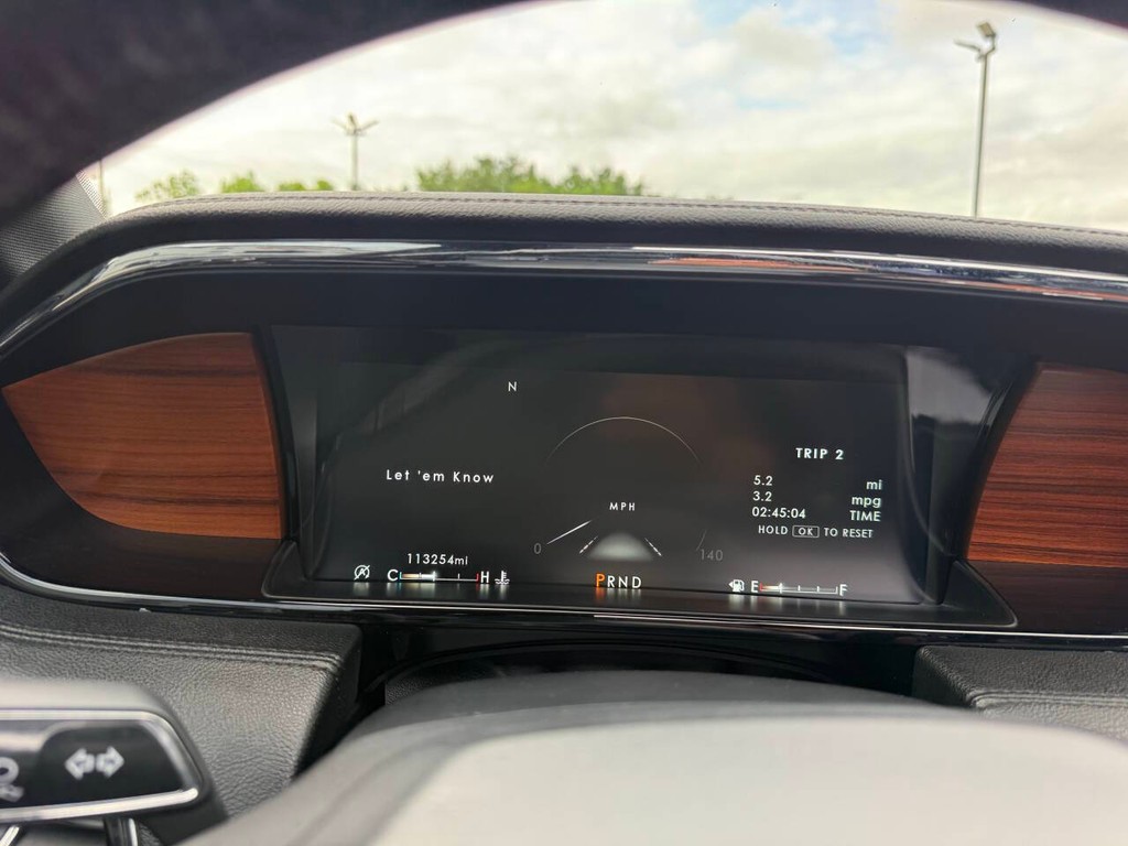 Lincoln Navigator Vehicle Full-screen Gallery Image 39