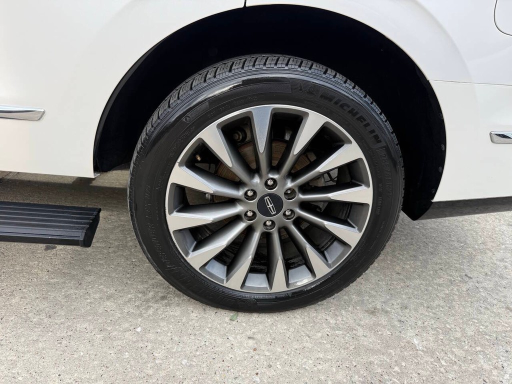 Lincoln Navigator Vehicle Full-screen Gallery Image 43