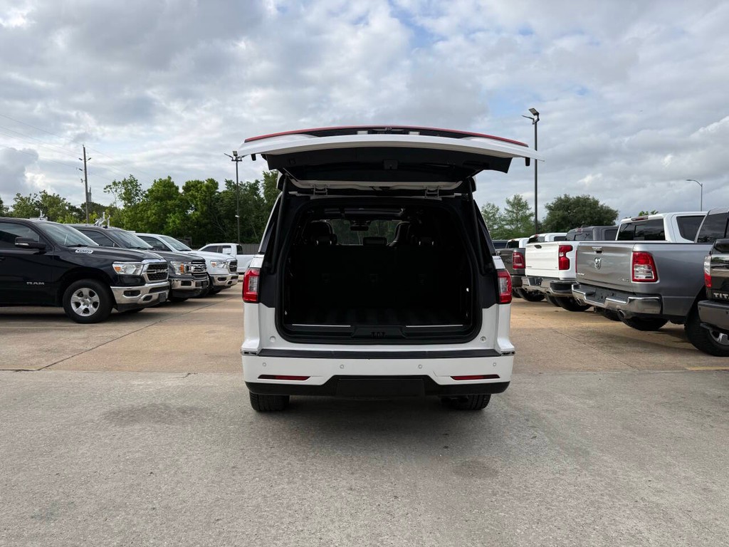 Lincoln Navigator Vehicle Full-screen Gallery Image 45