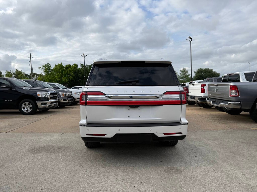 Lincoln Navigator Vehicle Full-screen Gallery Image 46