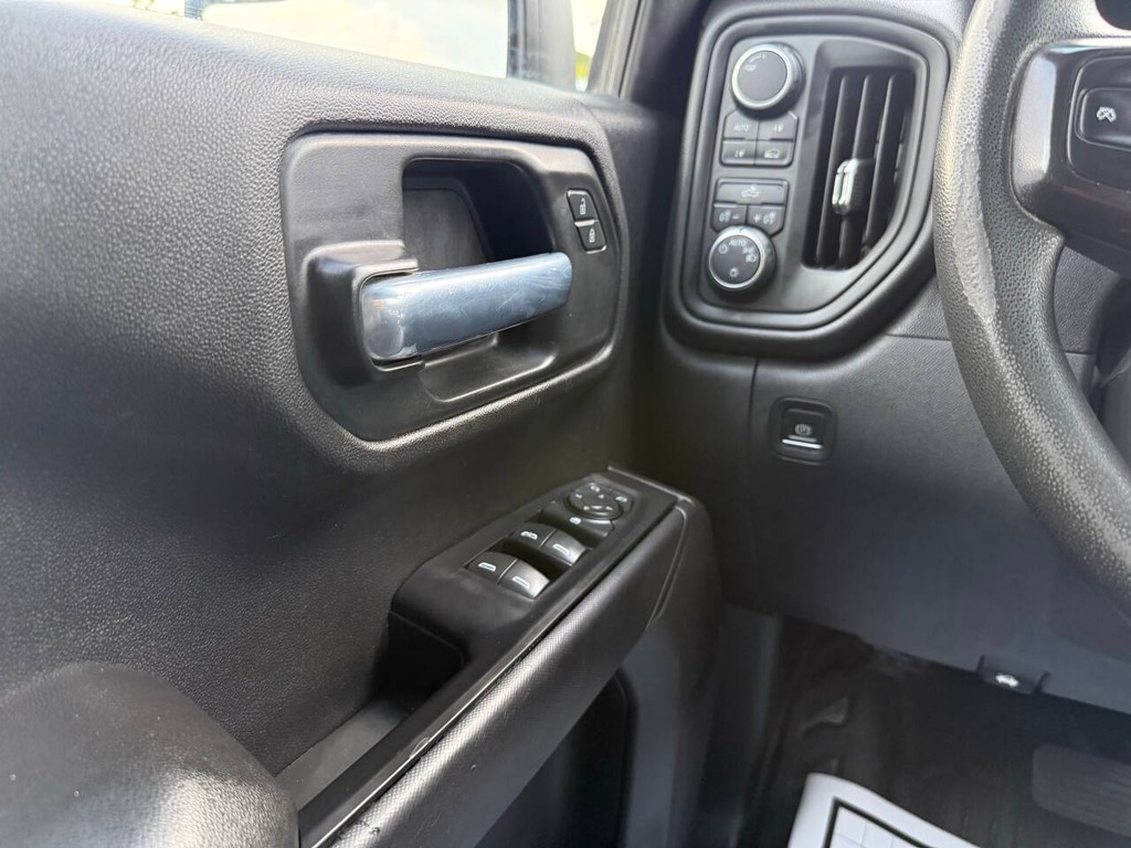 Chevrolet Silverado 1500 Vehicle Full-screen Gallery Image 28