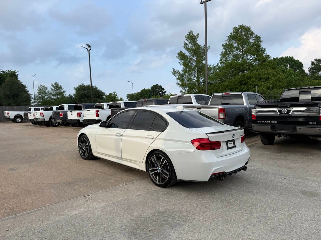 BMW 3 Series Vehicle Full-screen Gallery Image 04