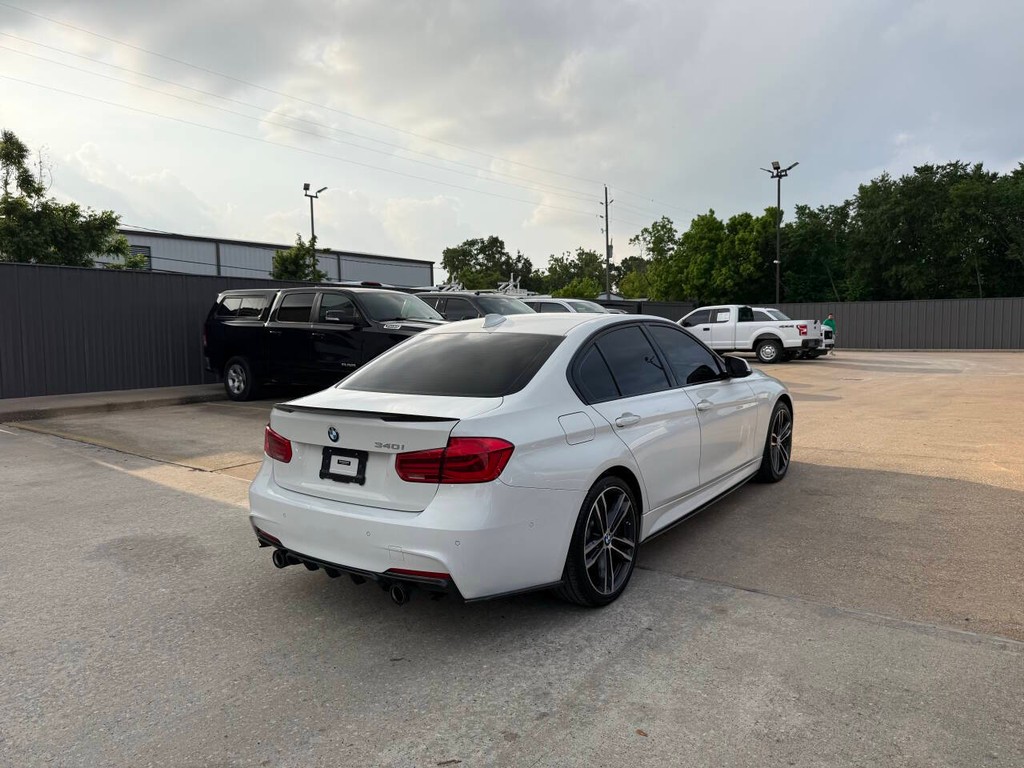 BMW 3 Series Vehicle Full-screen Gallery Image 05