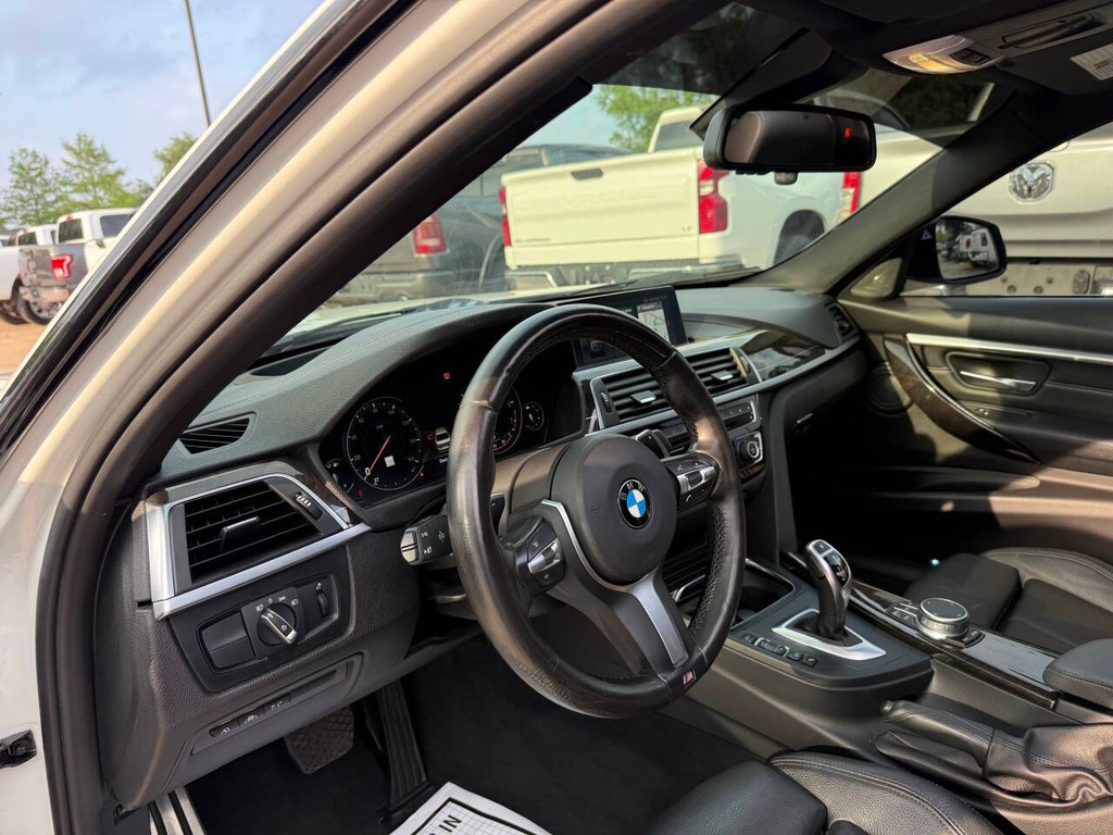 BMW 3 Series Vehicle Full-screen Gallery Image 06