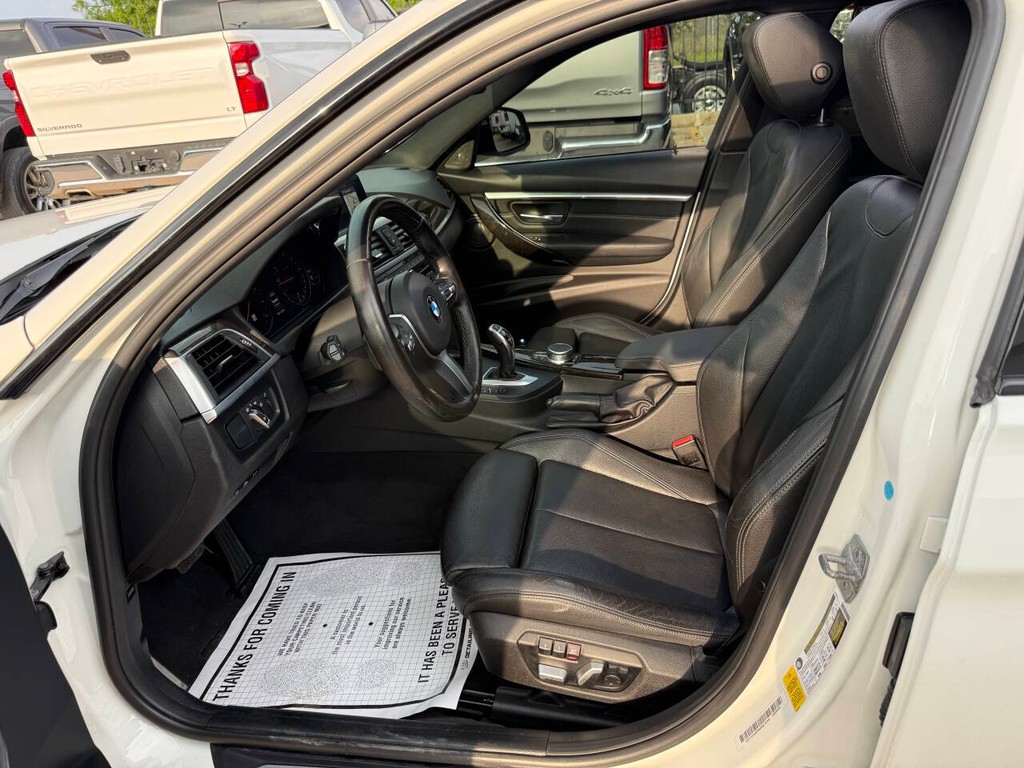 BMW 3 Series Vehicle Full-screen Gallery Image 07