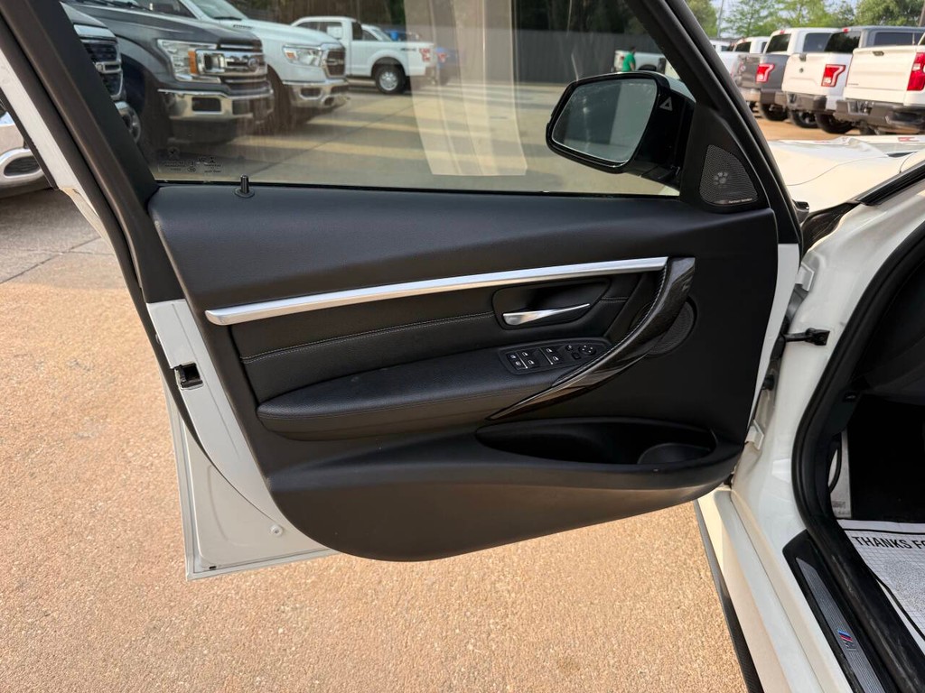 BMW 3 Series Vehicle Full-screen Gallery Image 08