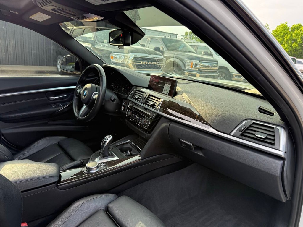 BMW 3 Series Vehicle Full-screen Gallery Image 09