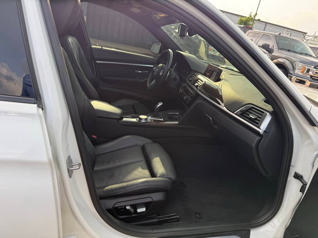 BMW 3 Series Vehicle Full-screen Gallery Image 10