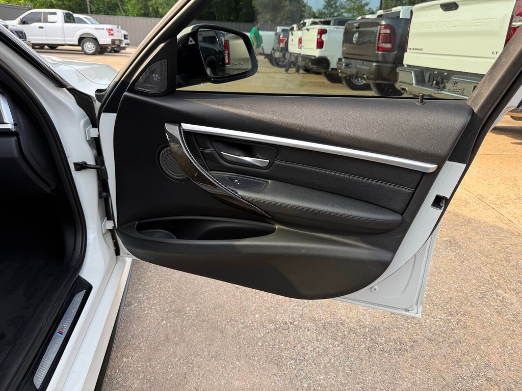 BMW 3 Series Vehicle Full-screen Gallery Image 11