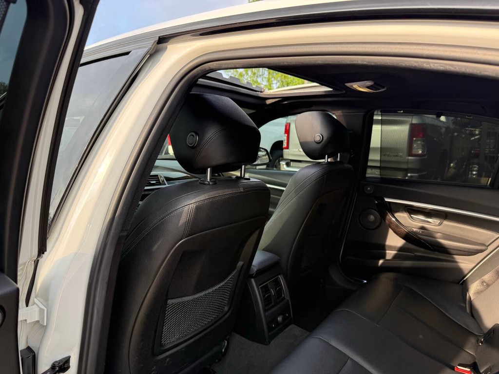 BMW 3 Series Vehicle Full-screen Gallery Image 12