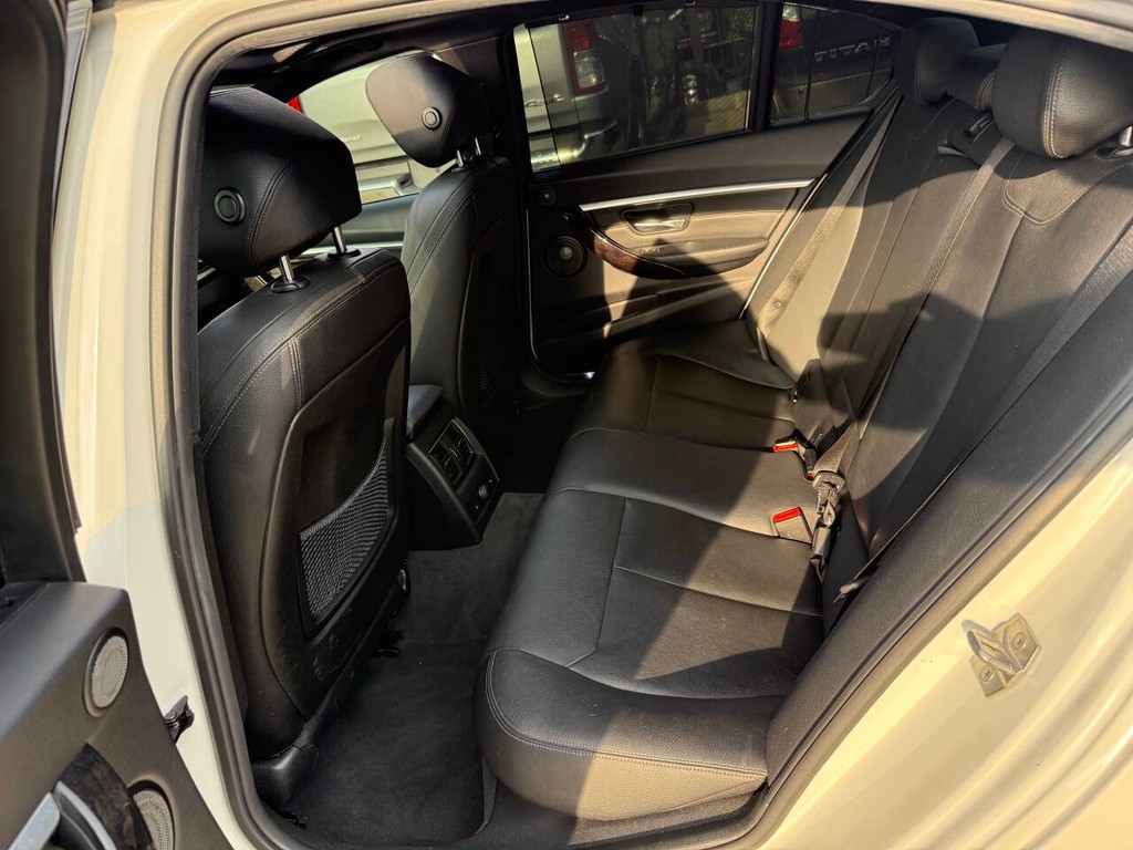 BMW 3 Series Vehicle Full-screen Gallery Image 13