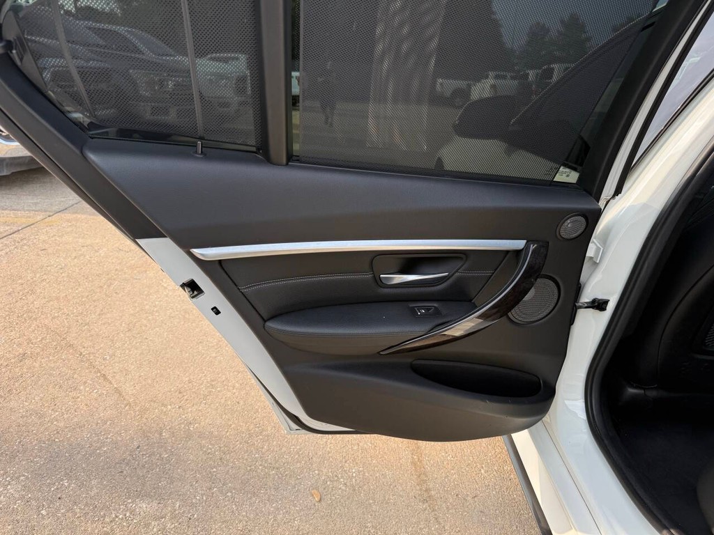 BMW 3 Series Vehicle Full-screen Gallery Image 14