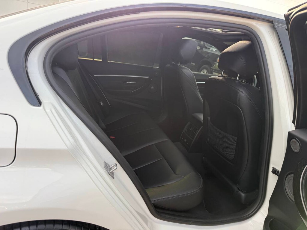 BMW 3 Series Vehicle Full-screen Gallery Image 15